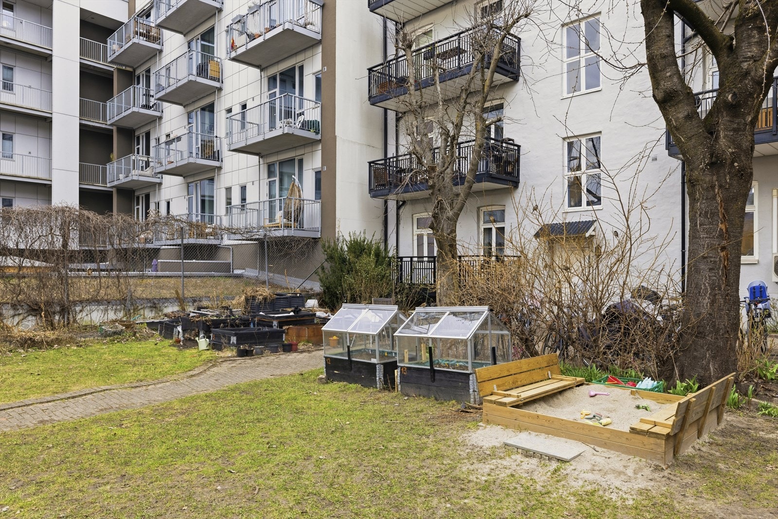 Bakgården er delt i flere soner med grillsone, plantekasser, sandkasse for de minste samt flere sittegrupper hvor man kan slappe av Galleribilde