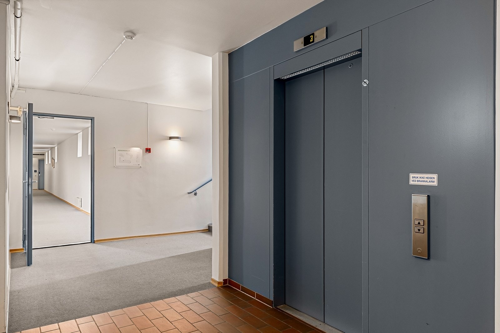 Fellesutgiftene inkluderer blant annet varmtvann, renhold i fellesarealer, heis og bygningsforsikring. Galleribilde