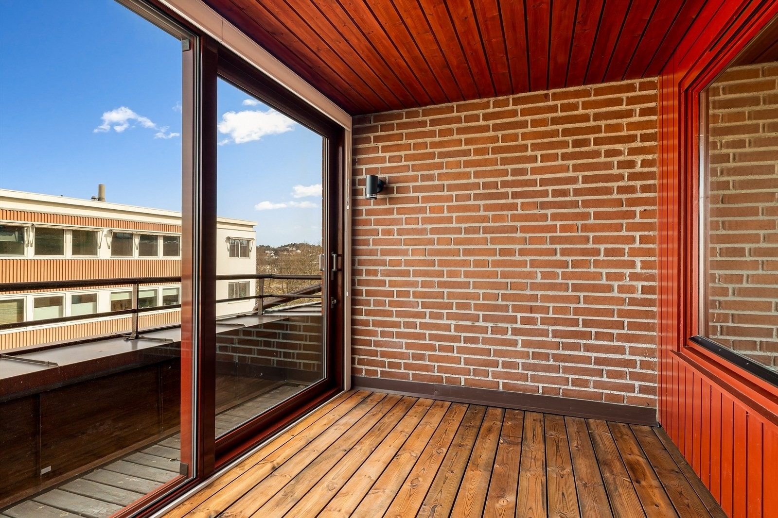 I tillegg til den innglassede balkongen, har leiligheten en åpen balkong på ca. 3,4 m² med adkomst via skyvedør fra stuen. Galleribilde