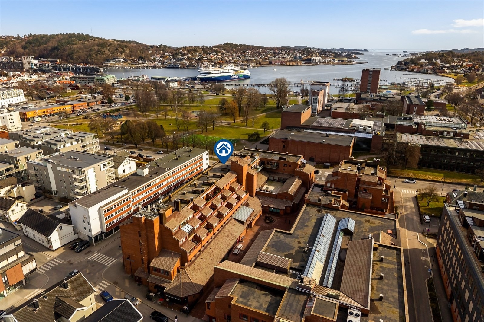 Her bor du i hjertet av Sandefjord, med utsikt mot havnen og kort vei til alt. Galleribilde