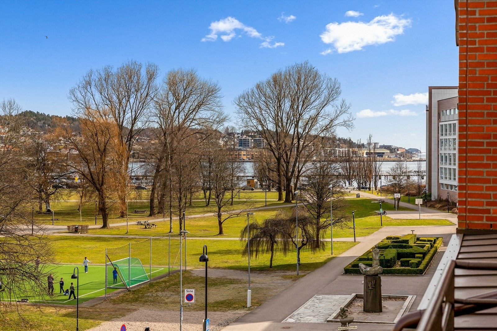Rett utenfor døren ligger Badeparken, et populært rekreasjonsområde med grøntarealer og balløkke. Galleribilde
