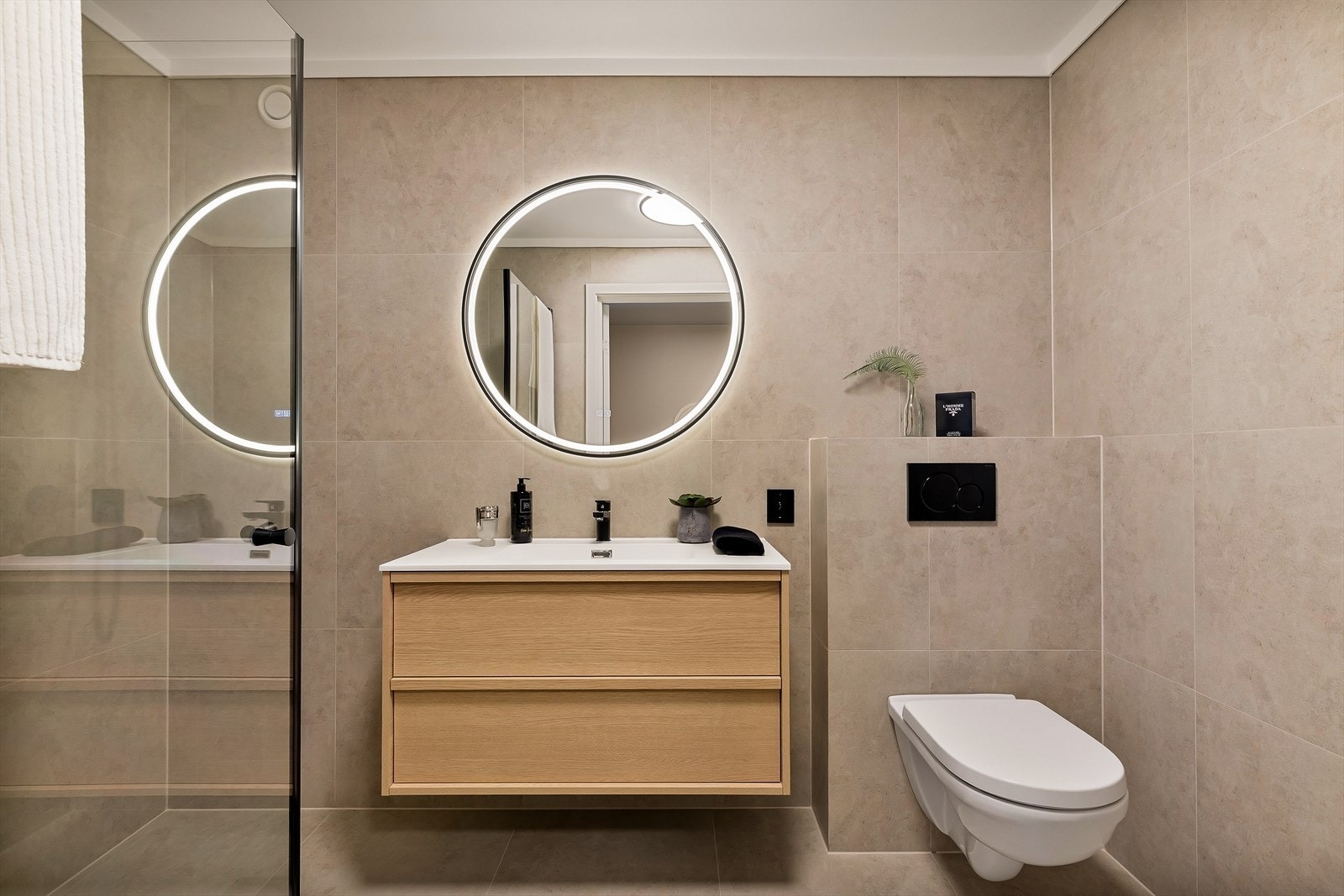 Badet har veggmontert toalett og mekanisk avtrekk. Alt av elektriske installasjoner og rørleggerarbeid er nytt. Galleribilde