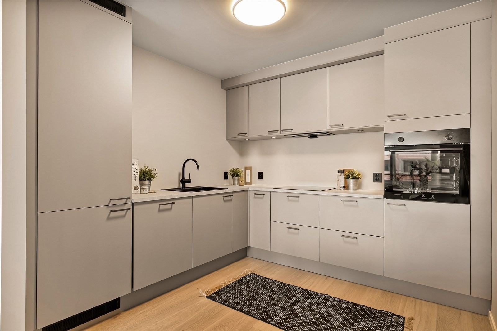 Den åpne løsningen binder kjøkken, spisestue og stue sammen til en sosial og luftig sone på nesten 37 m². Galleribilde