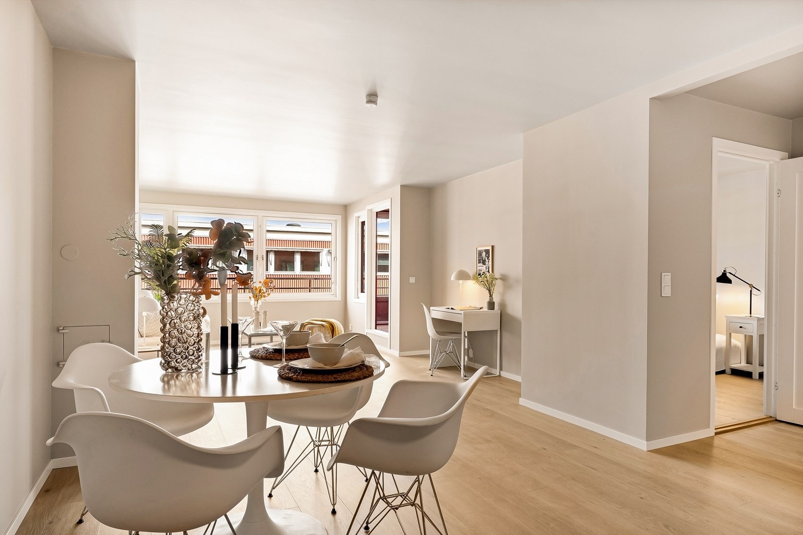 Fra stuen er det adkomst til soverommet og utgang til den ene av leilighetens to balkonger. Galleribilde