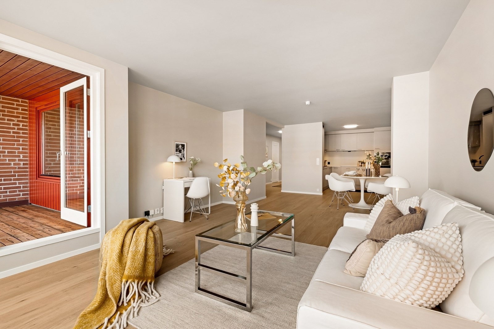 Stuen har utgang til en innglasset balkong på ca. 6 m², som fungerer som en forlengelse av oppholdsrommet. Galleribilde