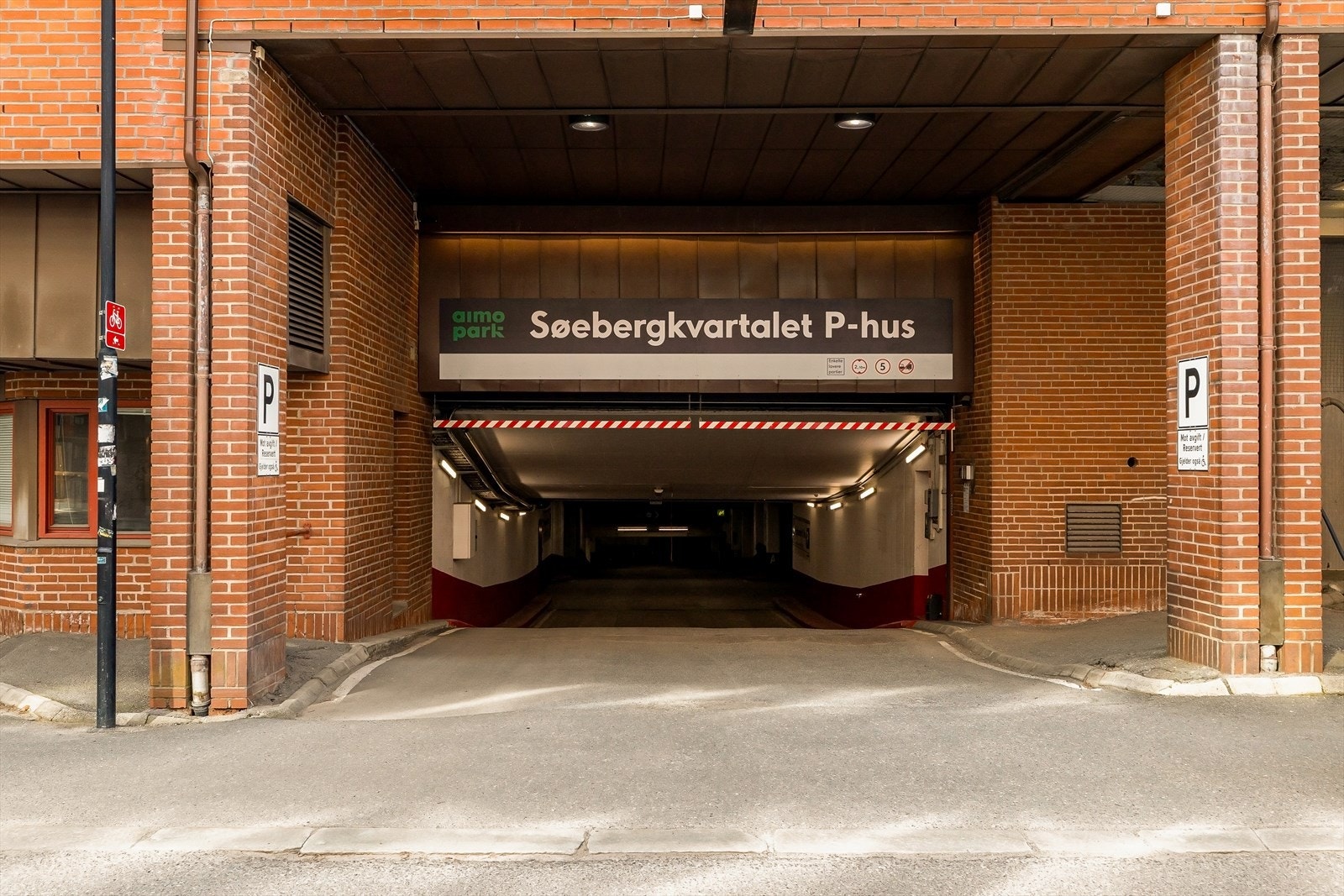 Det er mulighet for parkering i Søebergkvartalet P-hus med direkte adkomst fra bygget. Galleribilde