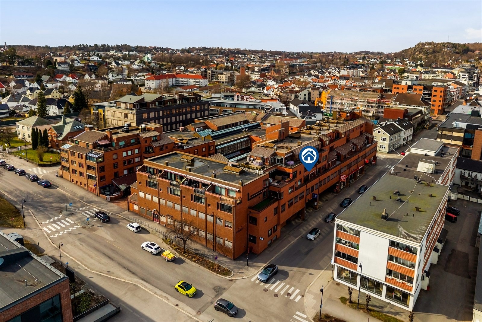 Beliggenheten er svært sentral, med umiddelbar nærhet til butikker som Joker og Spar, samt Hvaltorvet Kjøpesenter. Galleribilde
