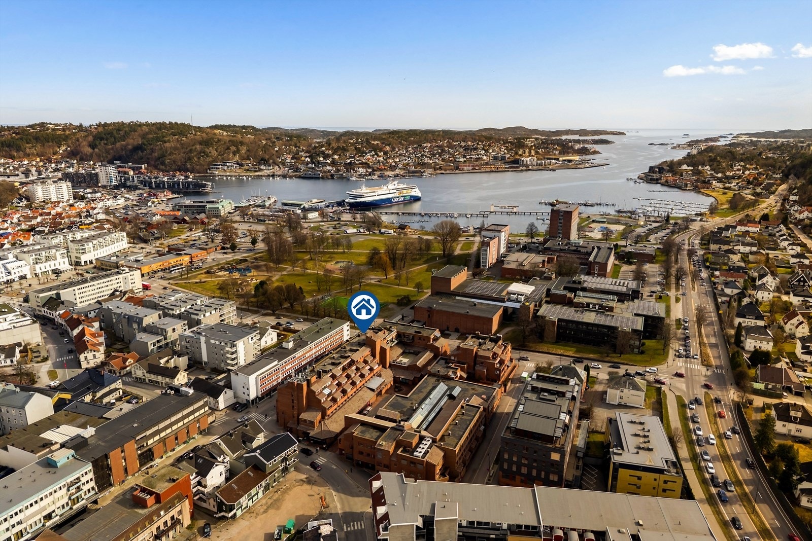 Et oversiktsbilde som viser eiendommens sentrale plassering i bybildet, med fjorden som et flott skue. Galleribilde