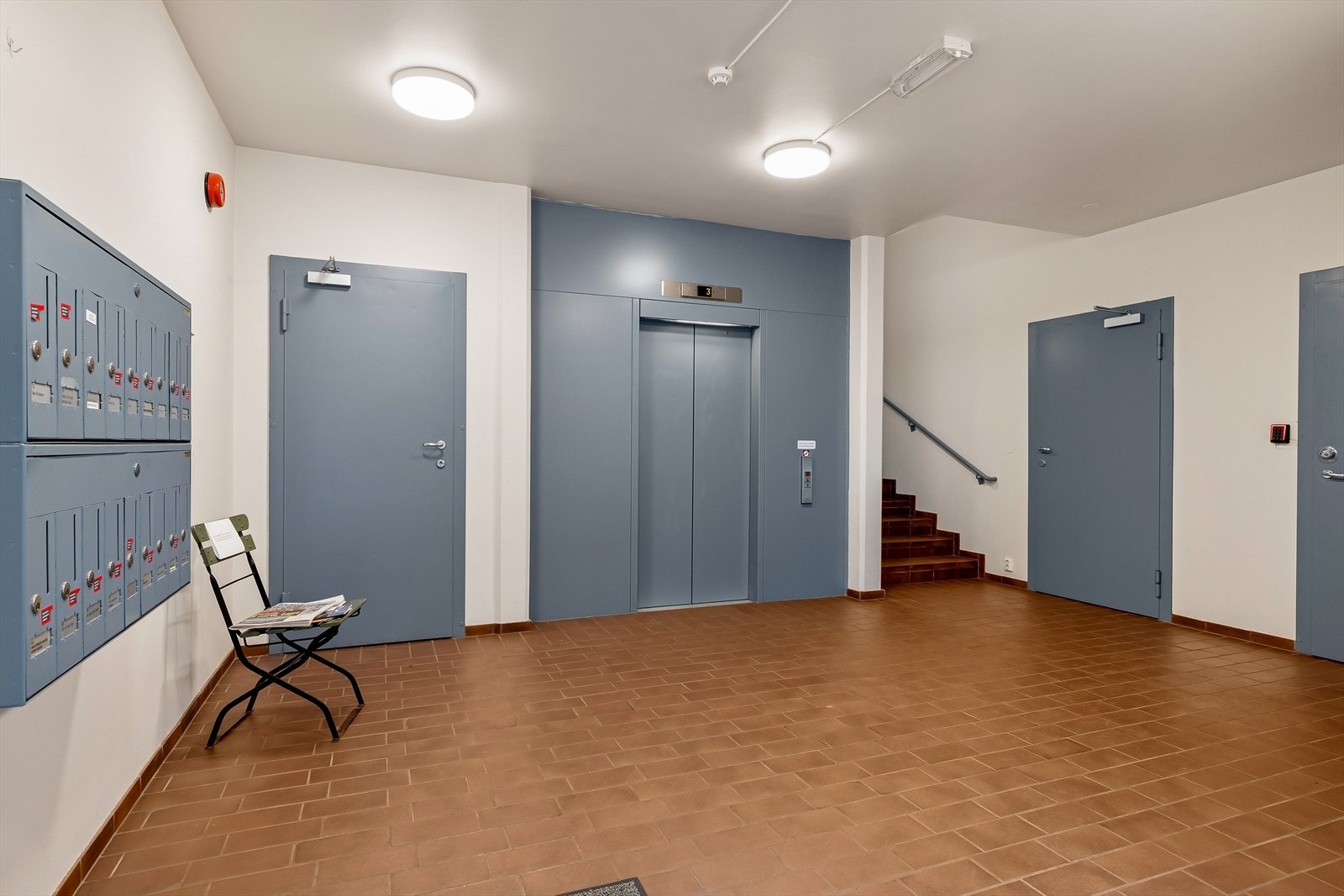 Bygget har en representativ felles inngang med heisadkomst til alle etasjer. Galleribilde
