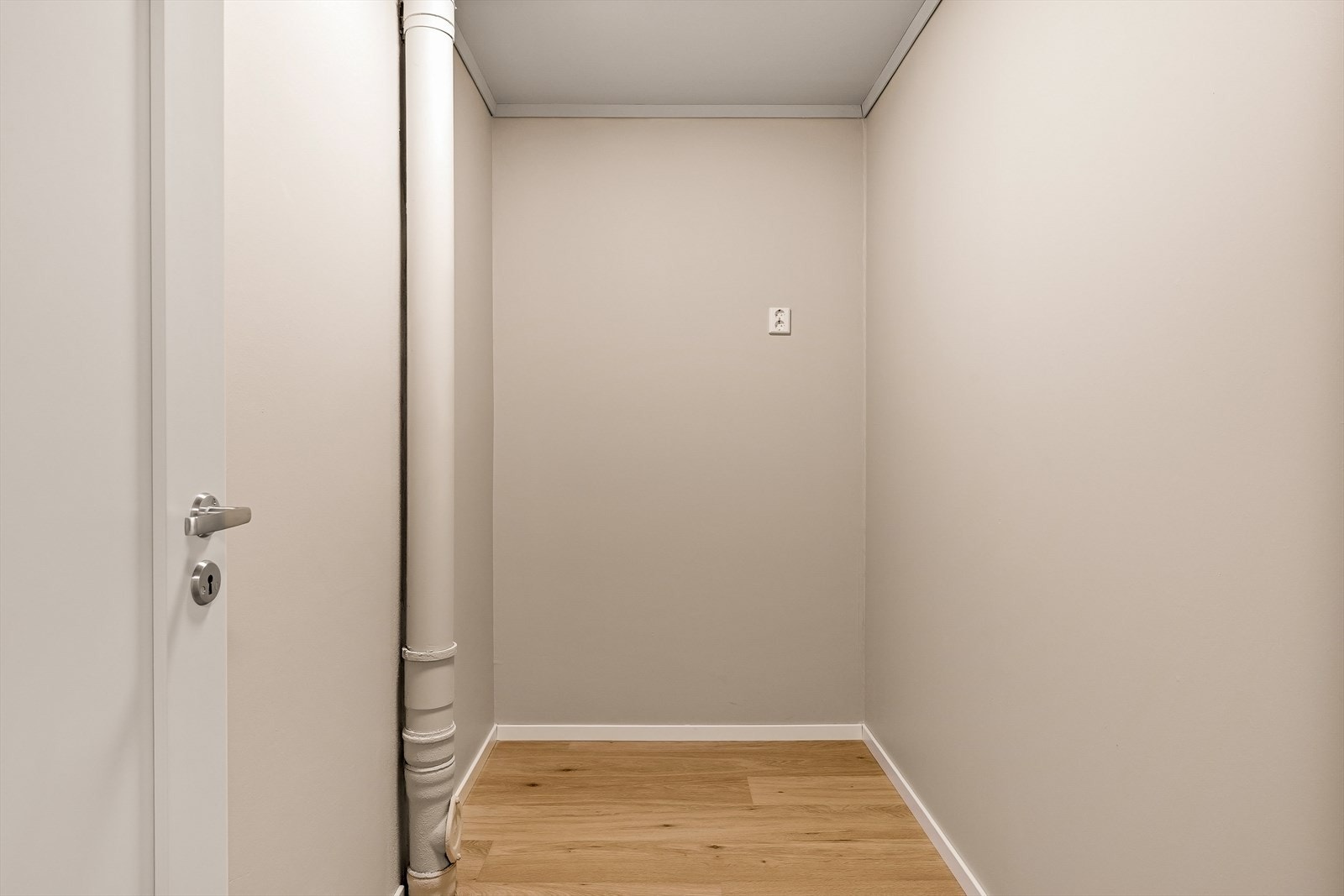En innvendig bod på 4 m² gir praktisk og lett tilgjengelig lagringsplass. Galleribilde