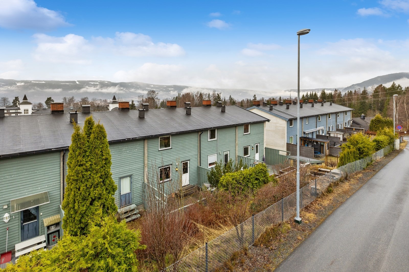 Dette er et innholdsrikt rekkehus fordelt over 3 plan med god beliggenhet i barnevennlig omgivelser, ca. 1,2 km fra Lillehammer sentrum. Her bor du meget sentralt med gangavstand til skoler, barnehage, sykehuset og Maihaugen. Galleribilde