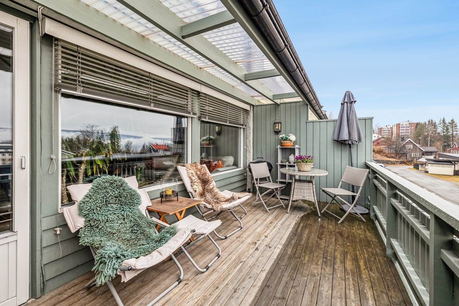 Fra stuen er det utgang til en vestvendt og delvis overbygget terrasse på 13 m² med gode solforhold. Galleribilde