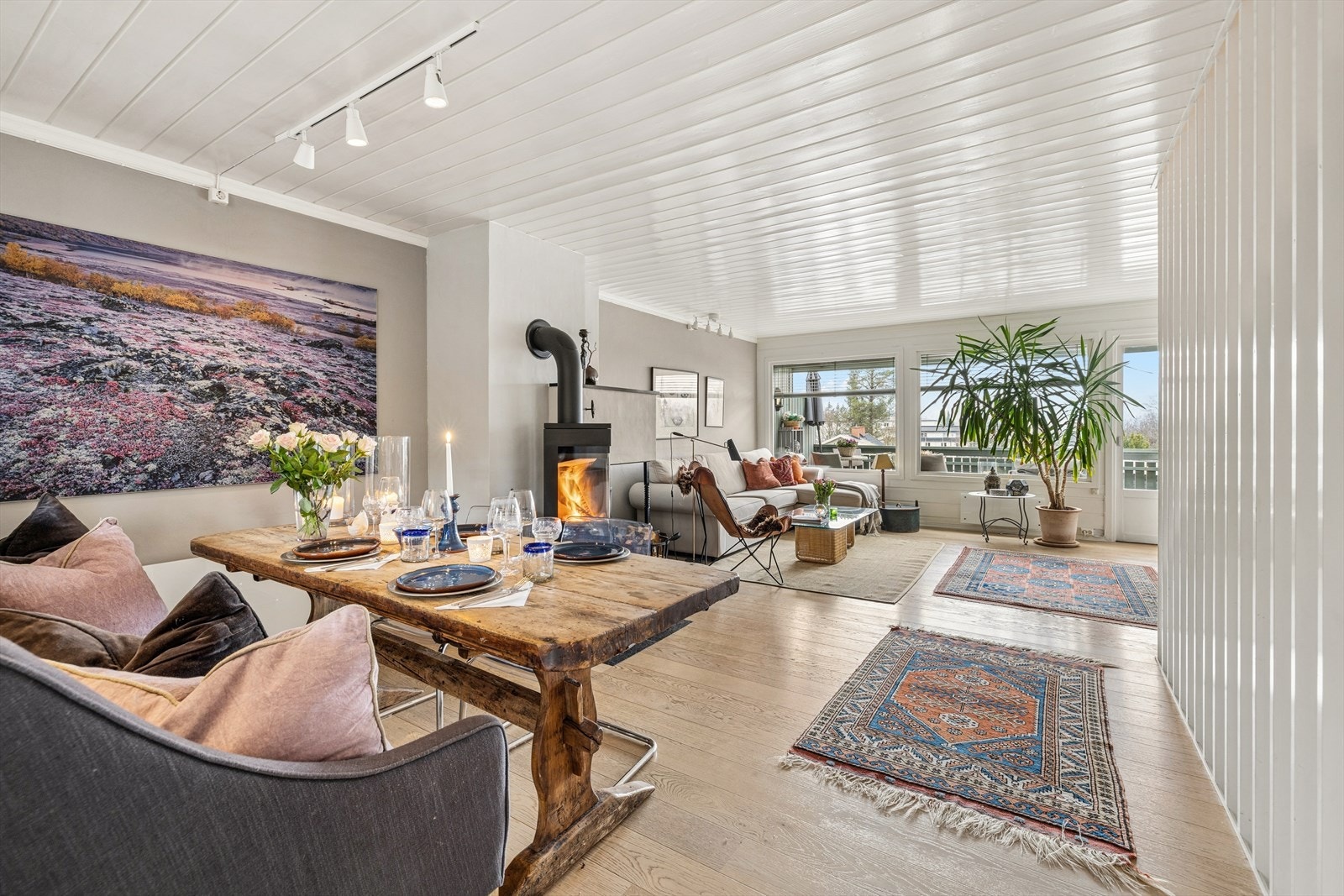 Innbydende stue med god plass til sofagruppe og spisebord. Galleribilde
