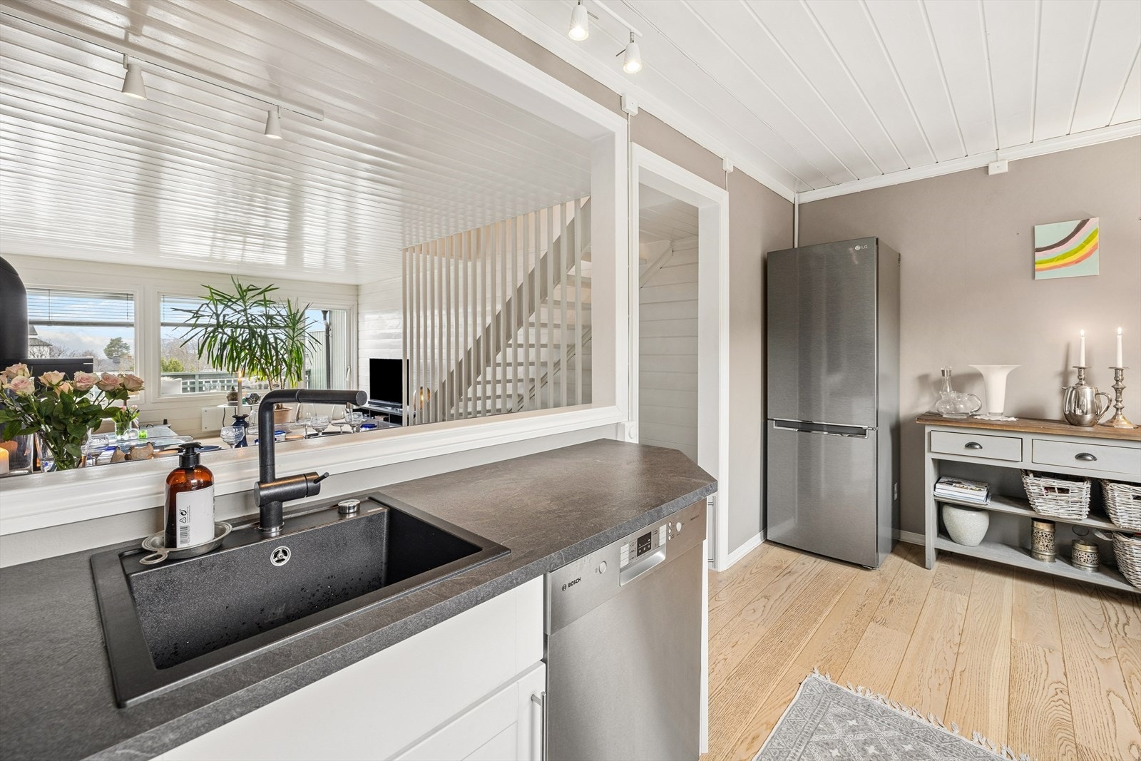 Kjøkkenet har godt med skap og benkeplass. Fra kjøkkenet er det utgang til en østvendt terrasse med plass til utemøbler. Galleribilde