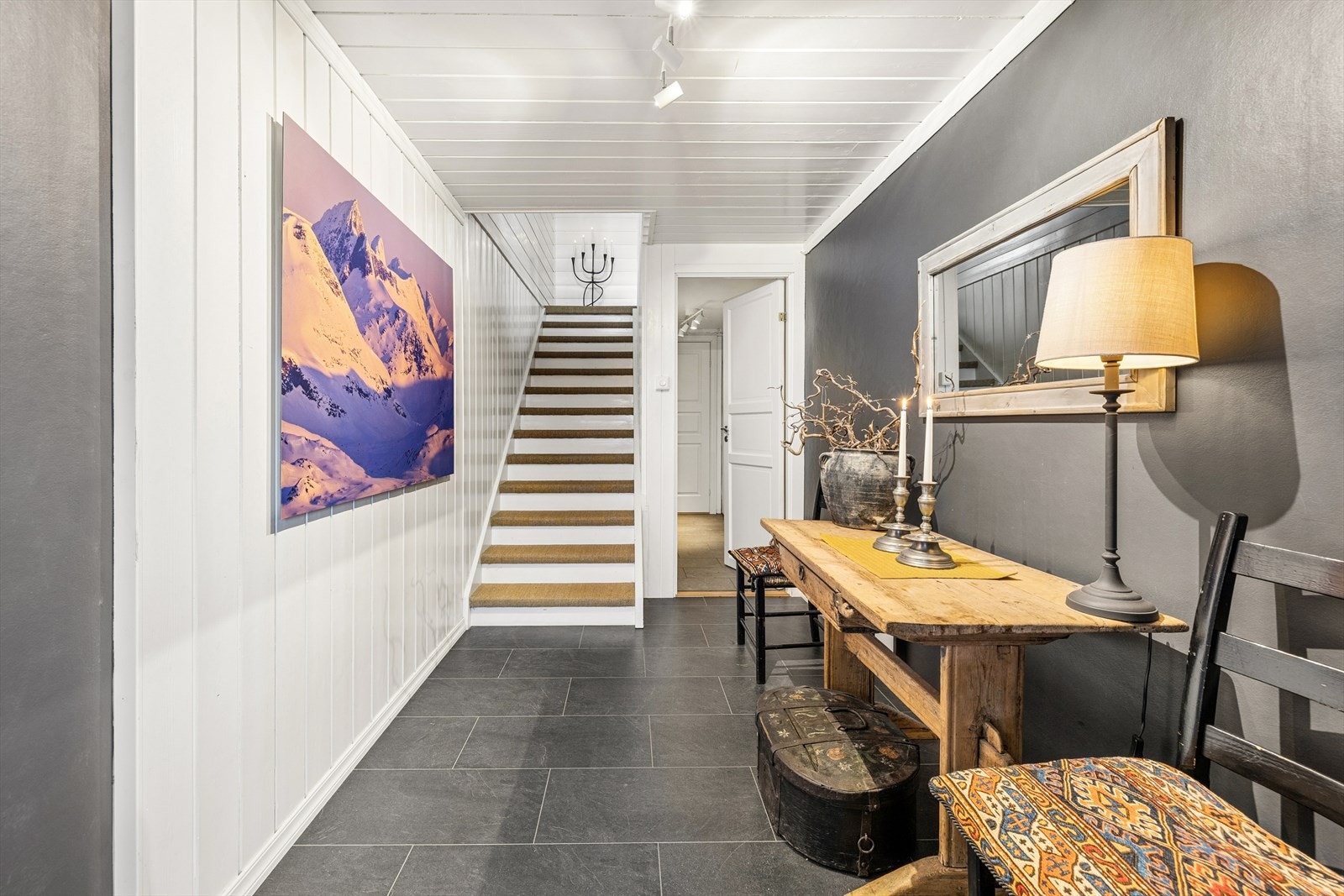 Romslig entré i underetasjen med plass til sko og yttertøy. Galleribilde