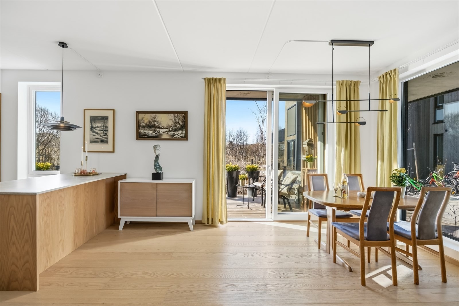 Fra stuen er det direkte utgang til en sydvendt markterrasse på 16 m². Galleribilde