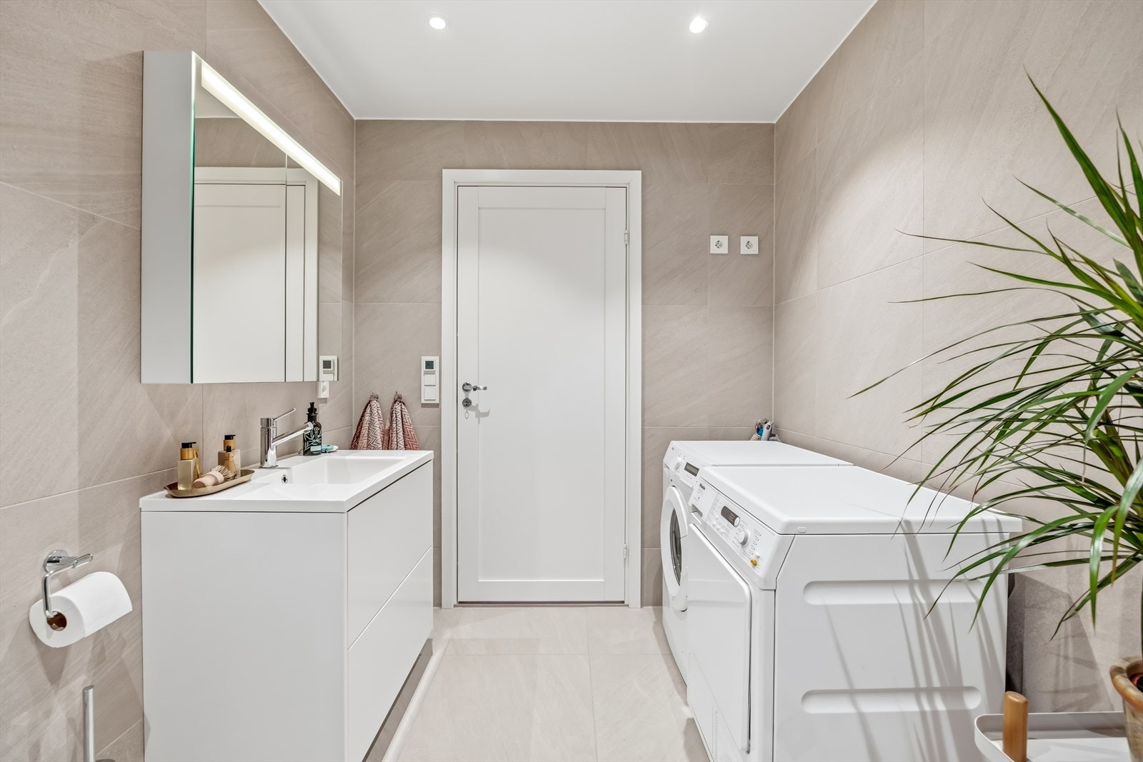 Utstyrt med downlights i taket og varmekabler i gulvet.
N Galleribilde