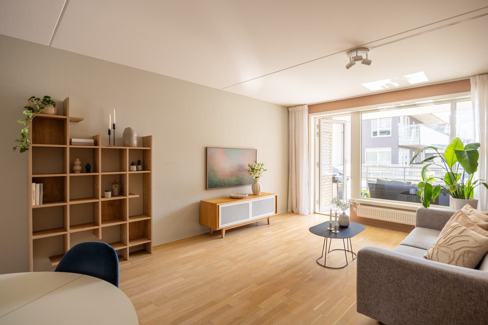 Overflatene er malt i en behagelig fargetone, og på gulvet er det lagt parkett. Galleribilde