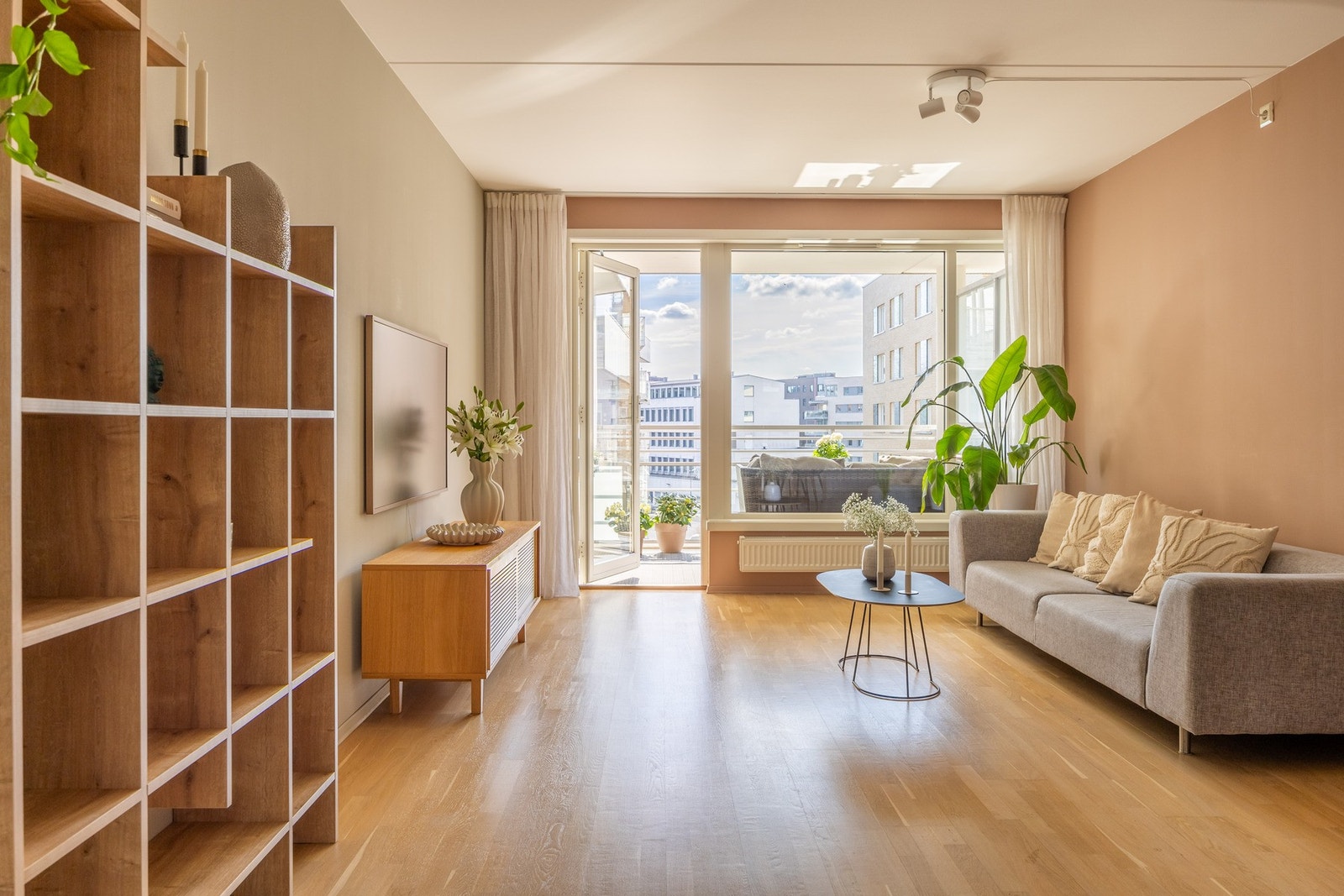 Store vindusflater slipper inn rikelig med naturlig lys. Galleribilde