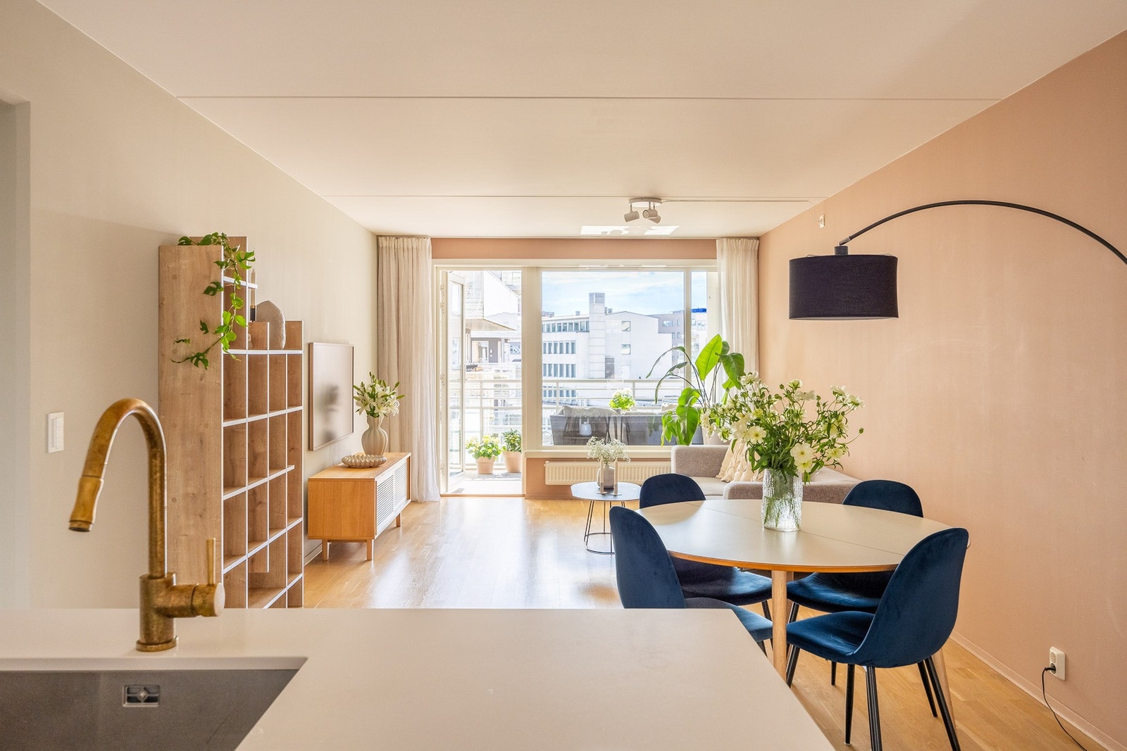 Leiligheten har en gjennomgående og funksjonell planløsning. Galleribilde