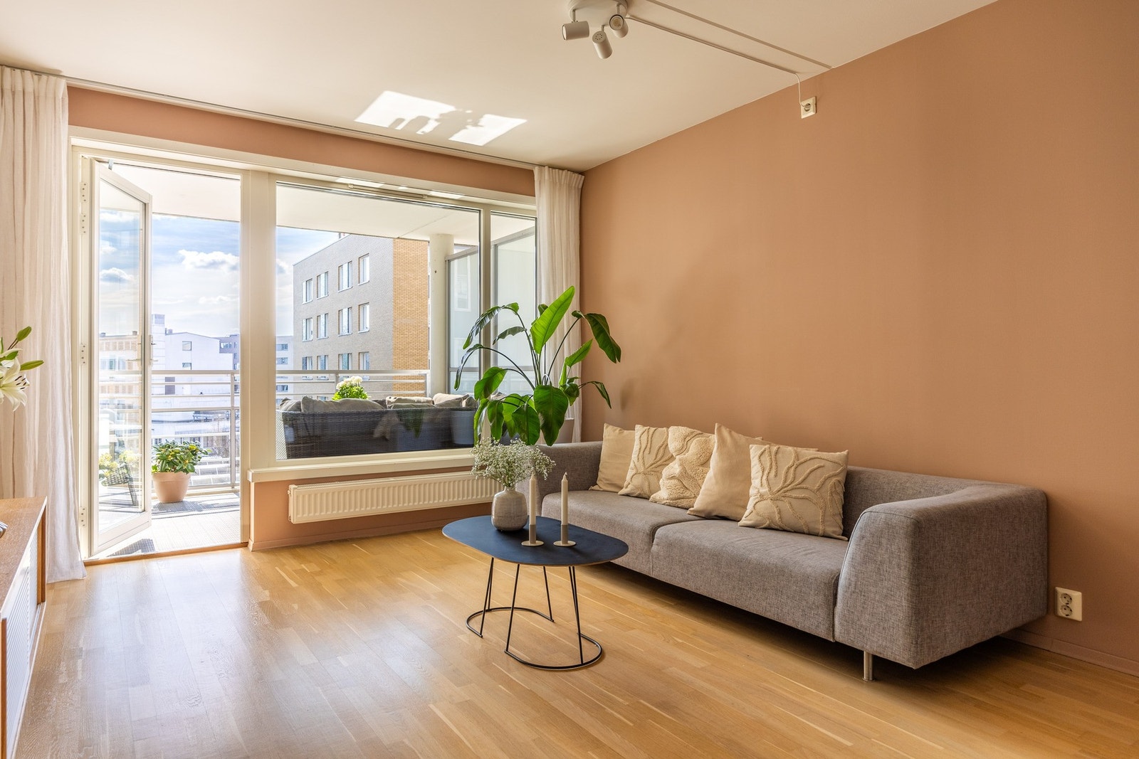 Stuen har god plass til å innrede etter ønske og behov i ulike soner. Galleribilde