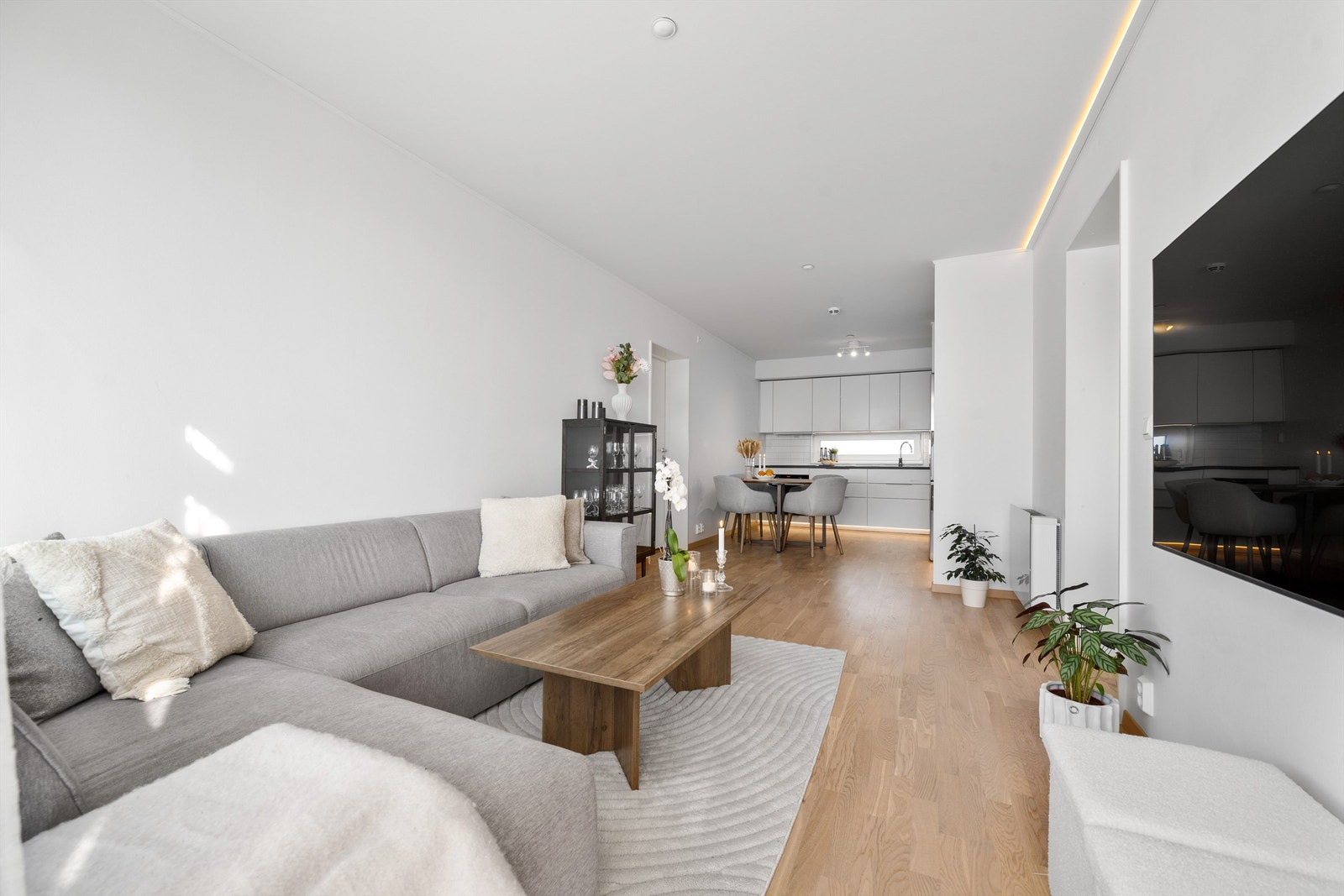 Det er montert lekker LED-belysning i tak og under kjøkkeninnredning. Galleribilde