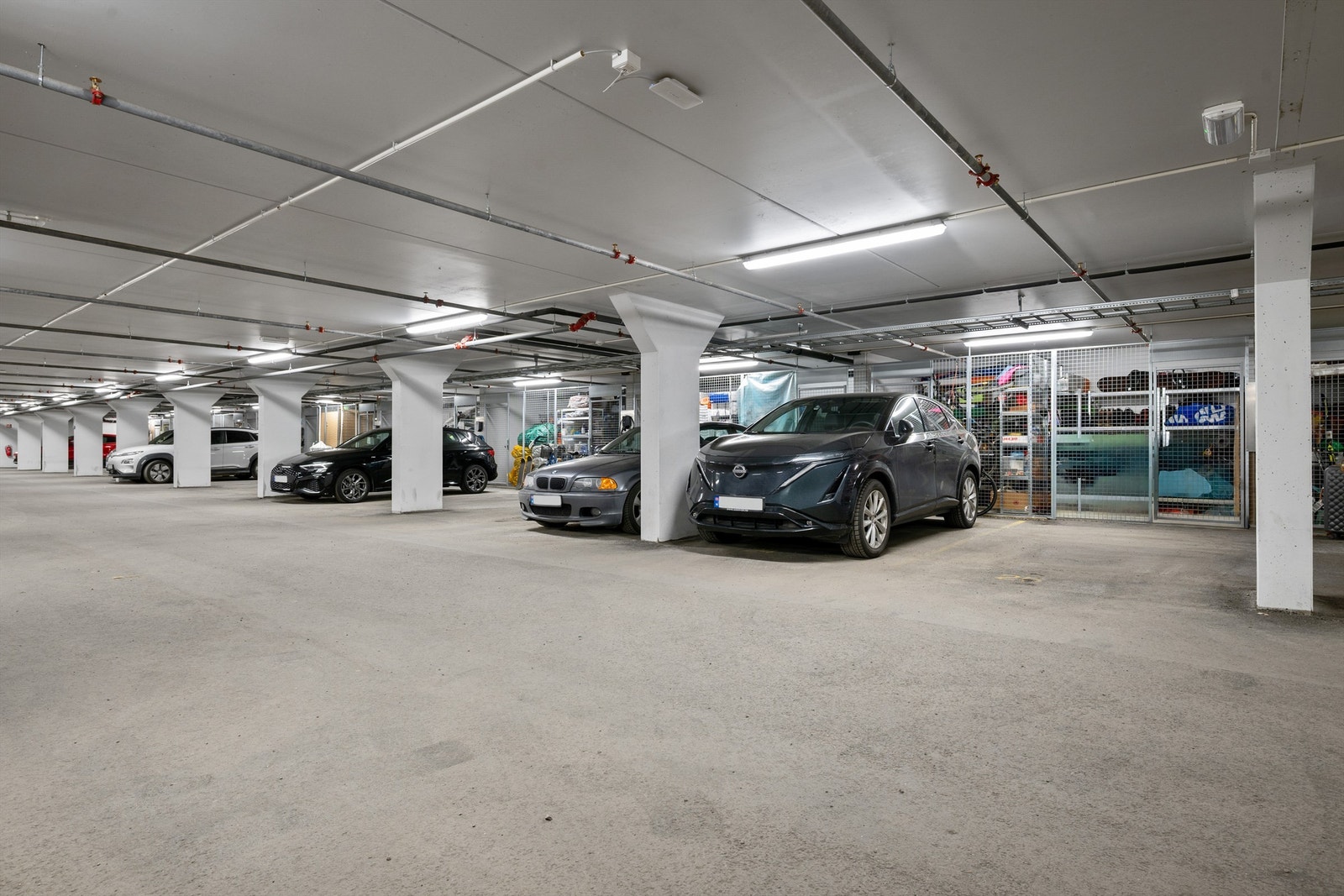 Leiligheten disponerer en garasjeplass og bod i sameiets felles garasjeanelegg. Galleribilde