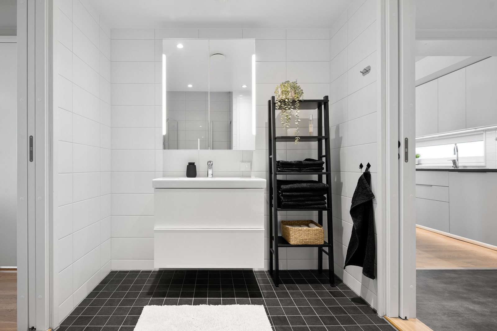Badet er innredet med vegghengt servantskap med skuffer og ovenpåliggende servant med ett-greps armatur. Over servant er det speilskap med belysning samt praktiske stikkontakter. Galleribilde