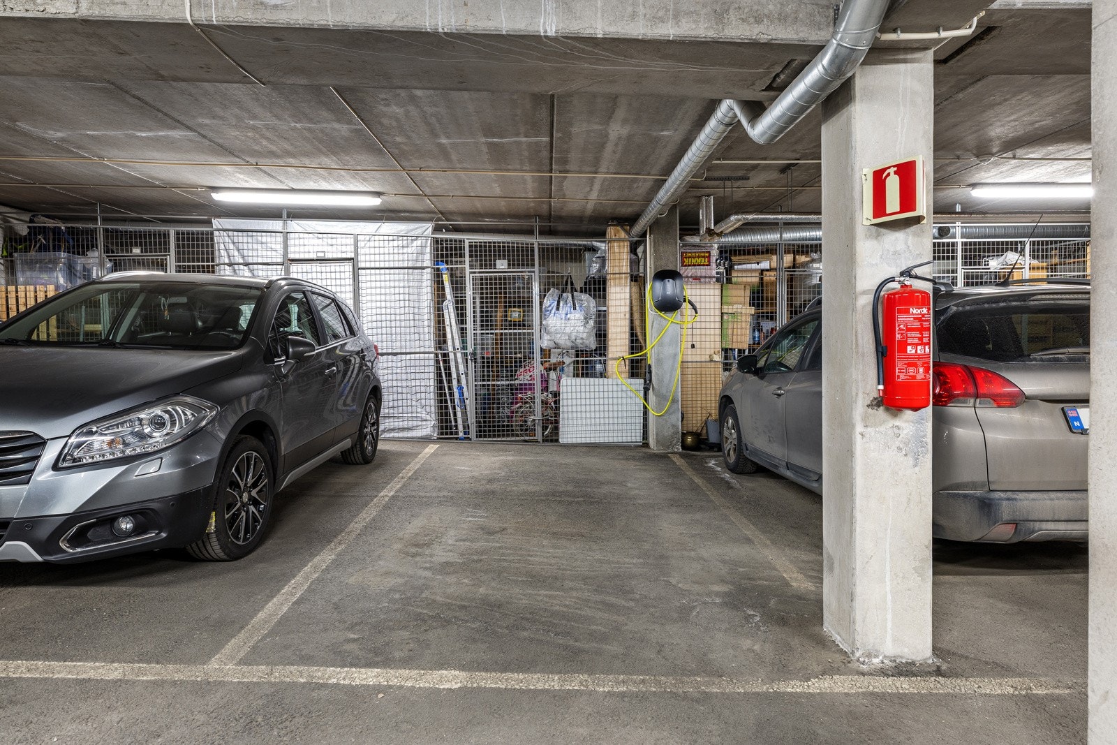 Garasjeplass og sportsbod innenfor. Det er montert elbillader Galleribilde