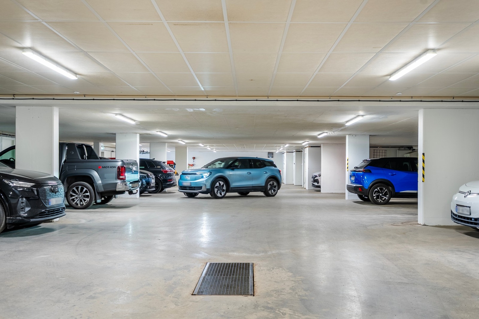 Stor parkeringskjeller. Heis til leiligheten Galleribilde