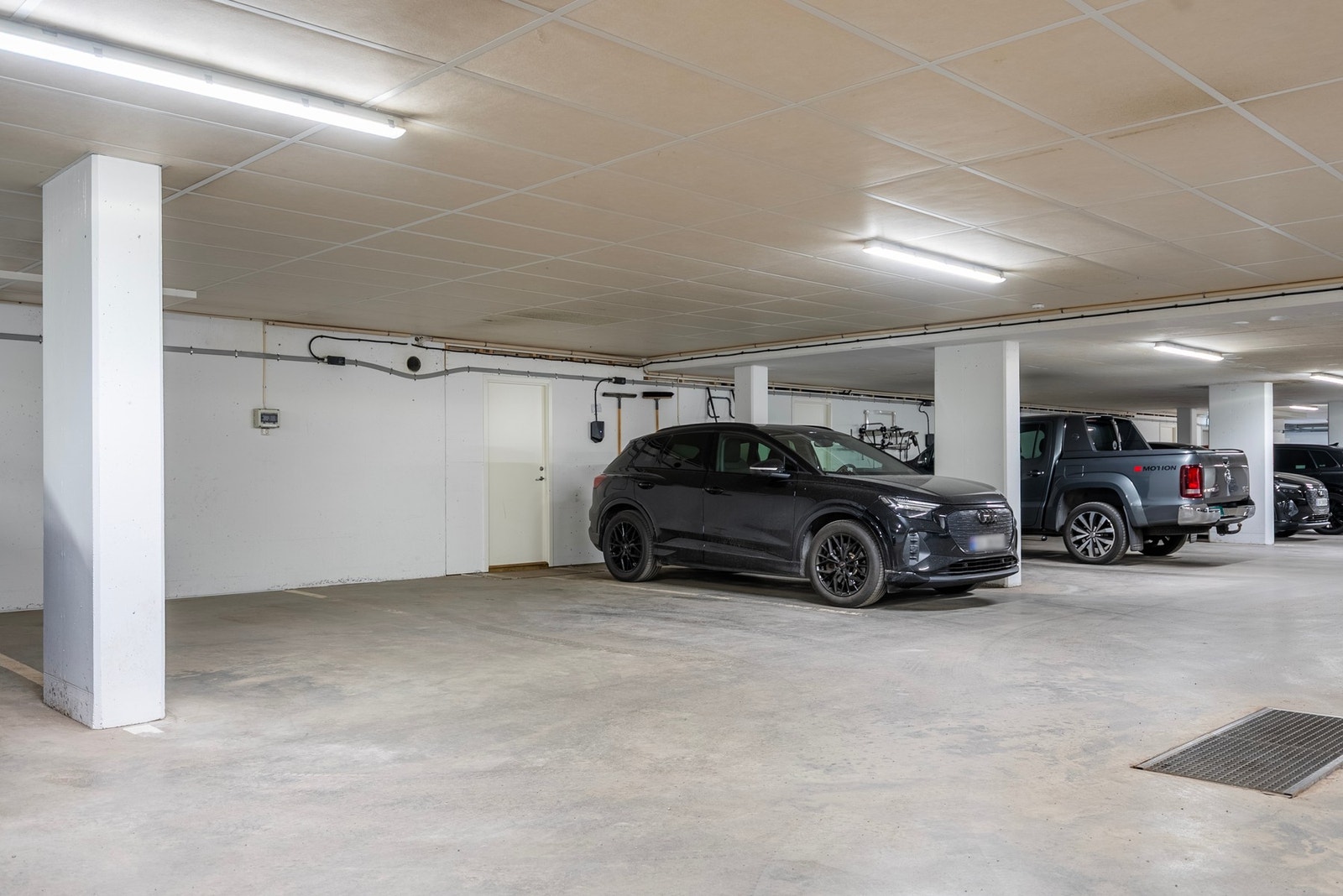 Her er det 2 parkeringsplasser som medfølger i handelen, samt bod Galleribilde