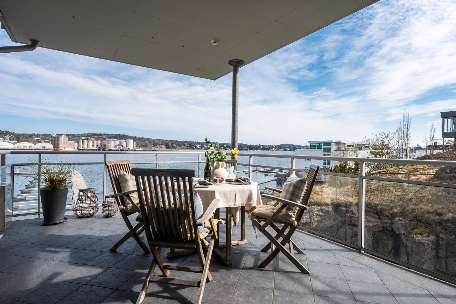 Uteplassen nr 1 som er sydøstvendt. Det er også en uteplass mot vest, se bilder litt senere Galleribilde