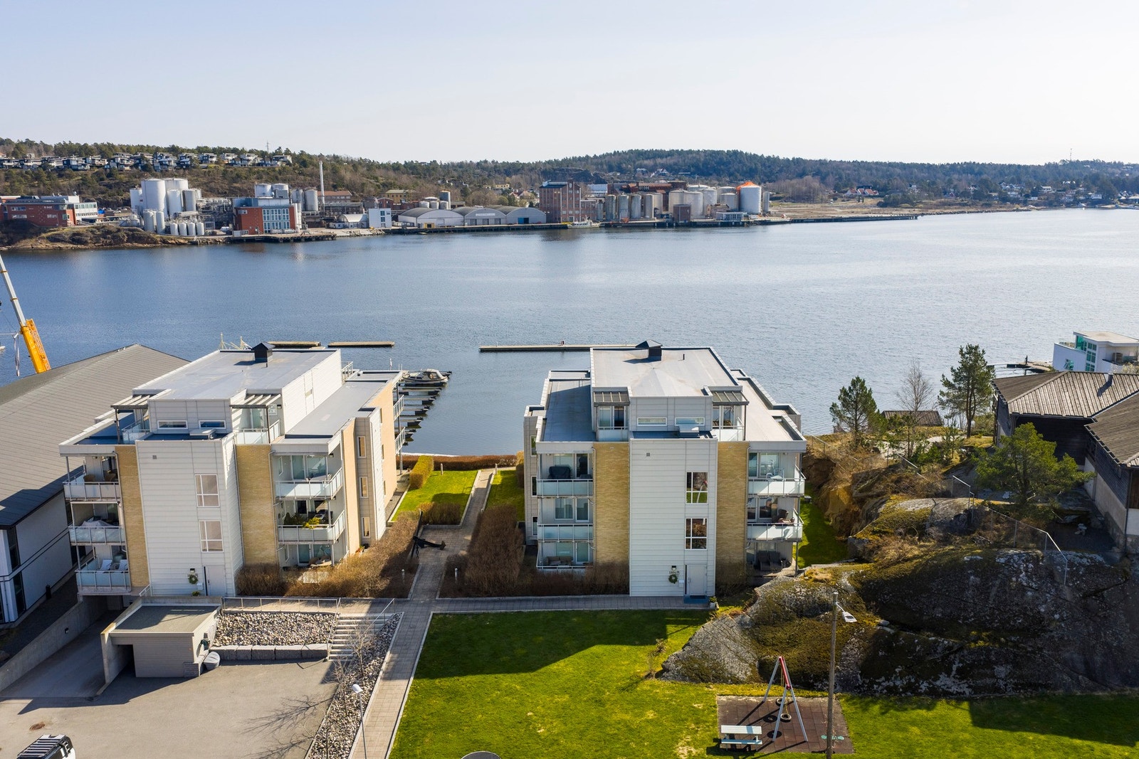 Det er også opparbeidet plenarealer mot vest. Fint for lek med barnebarna Galleribilde