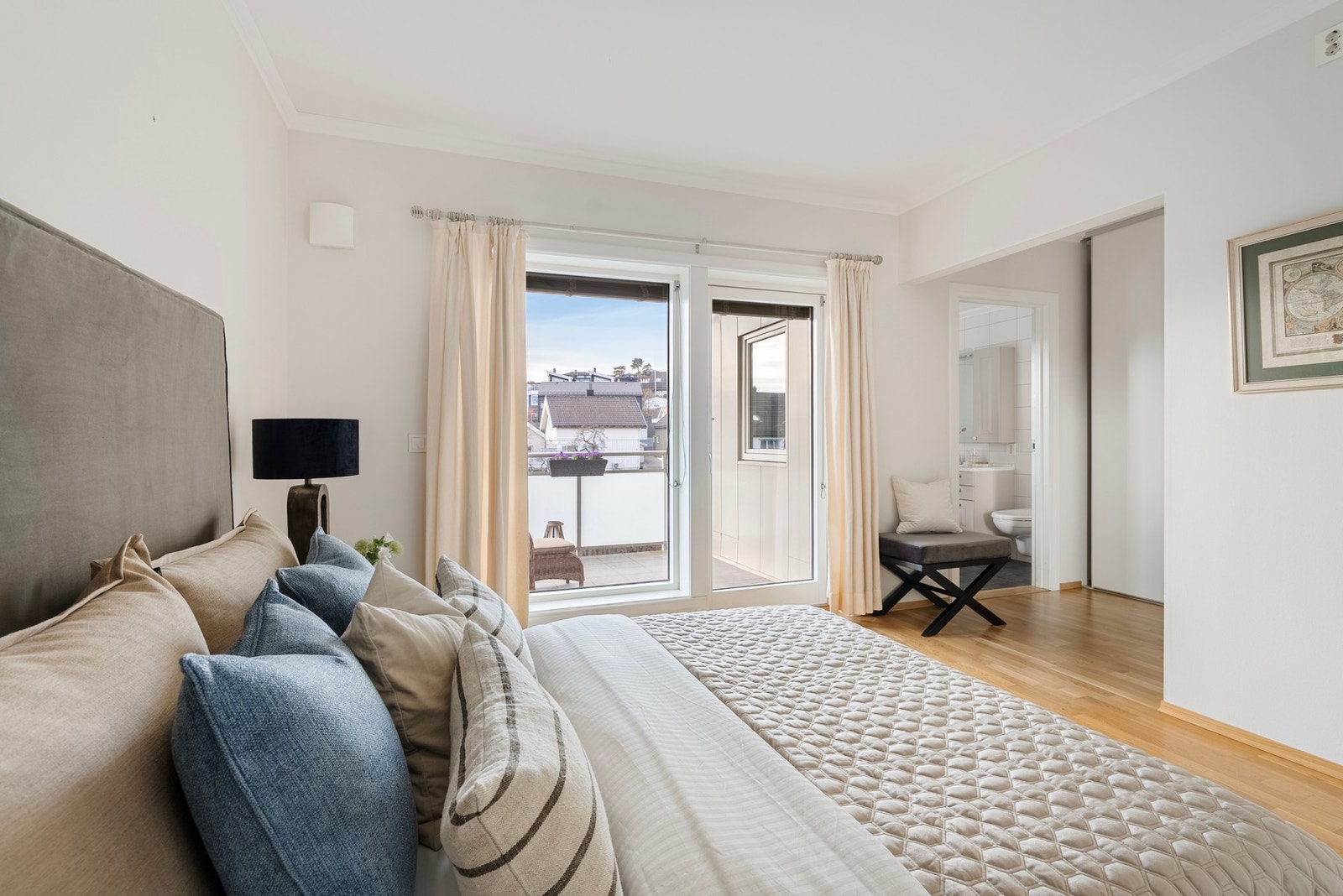 Lekker hovedsoverom med eget bad, garderobe og utgang til vestvendt terrasse Galleribilde