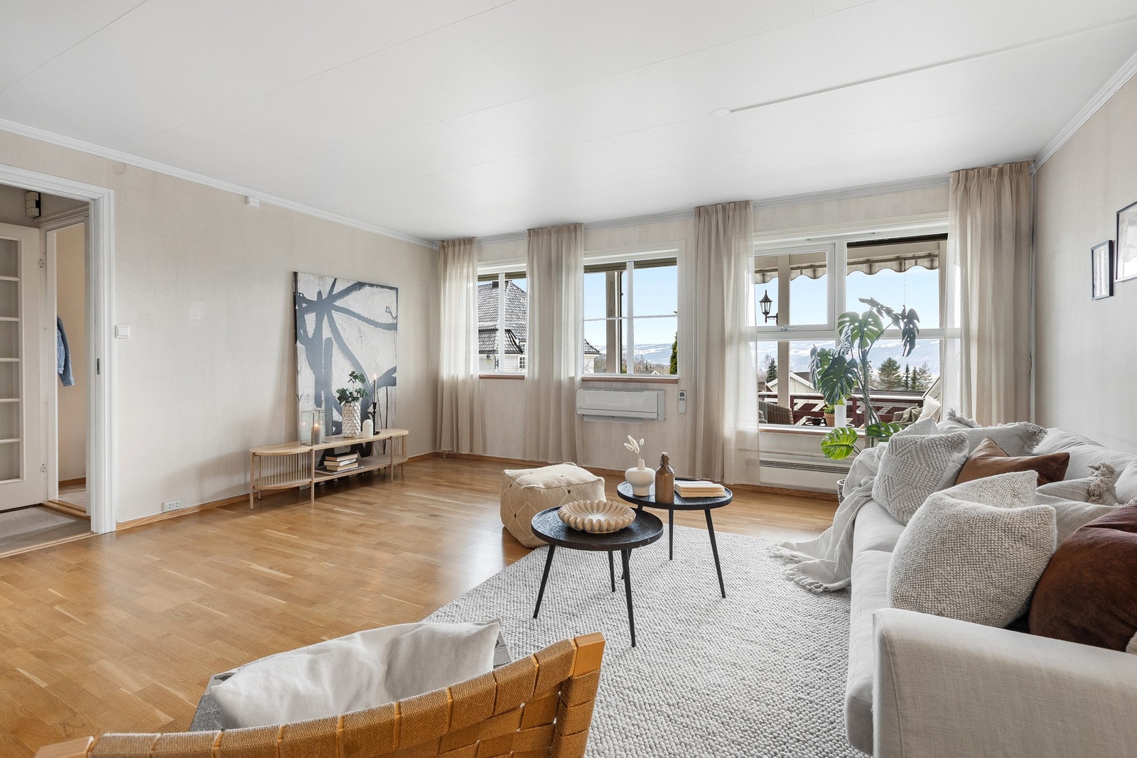 Romslig stue med store vindusflater, gode lysforhold og god plass til sofagruppe. Galleribilde