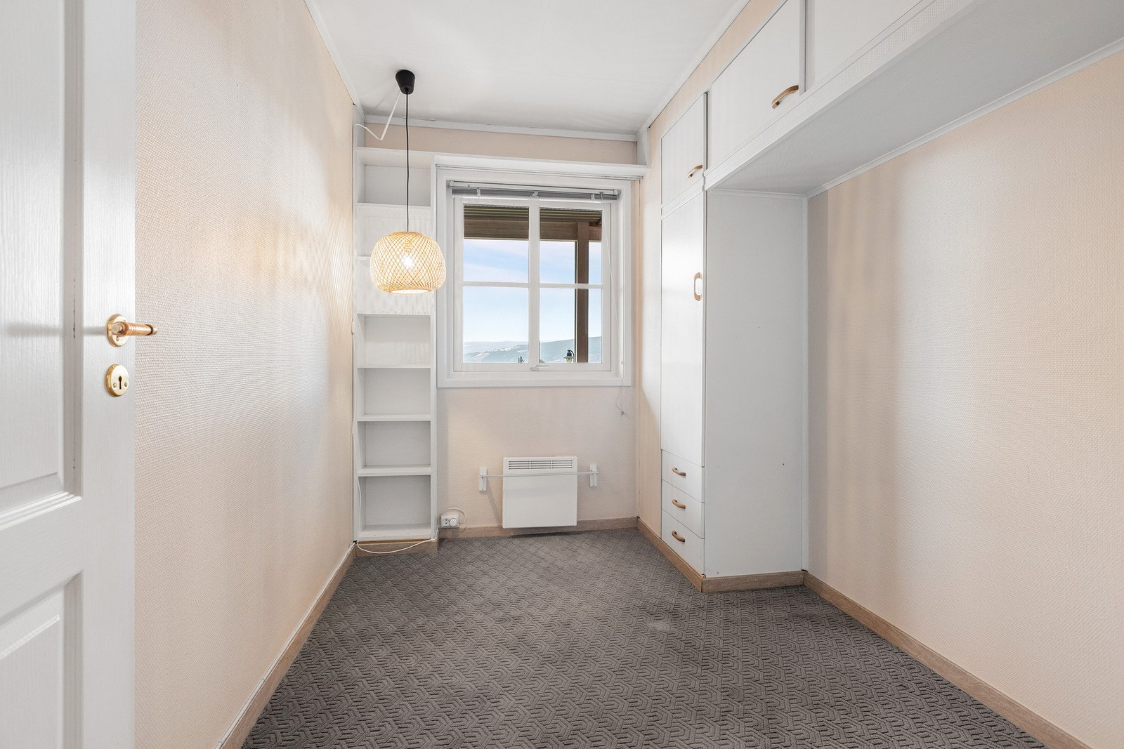 Soverom nr 3 - også dette rommet har integrerte skap og hyller, ideelt som soverom, kontor eller garderobe. Galleribilde