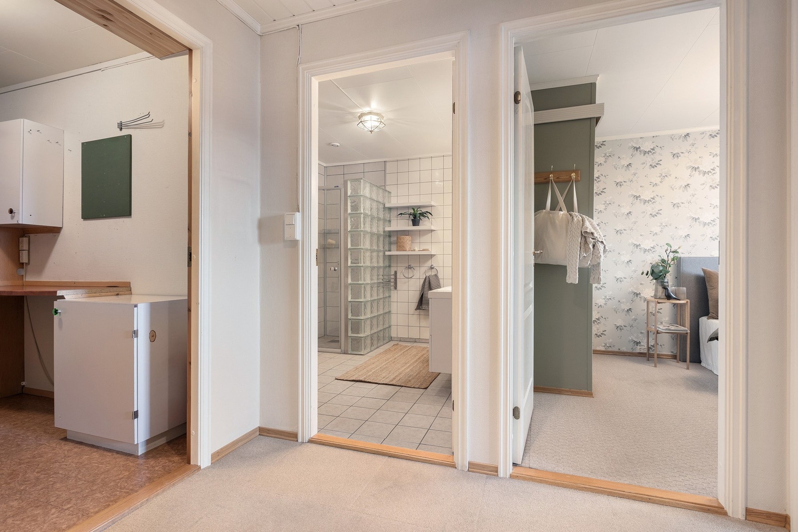 Gang med adkomst til bad, soverom og vaskerom, som gir en funksjonell planløsning. Galleribilde