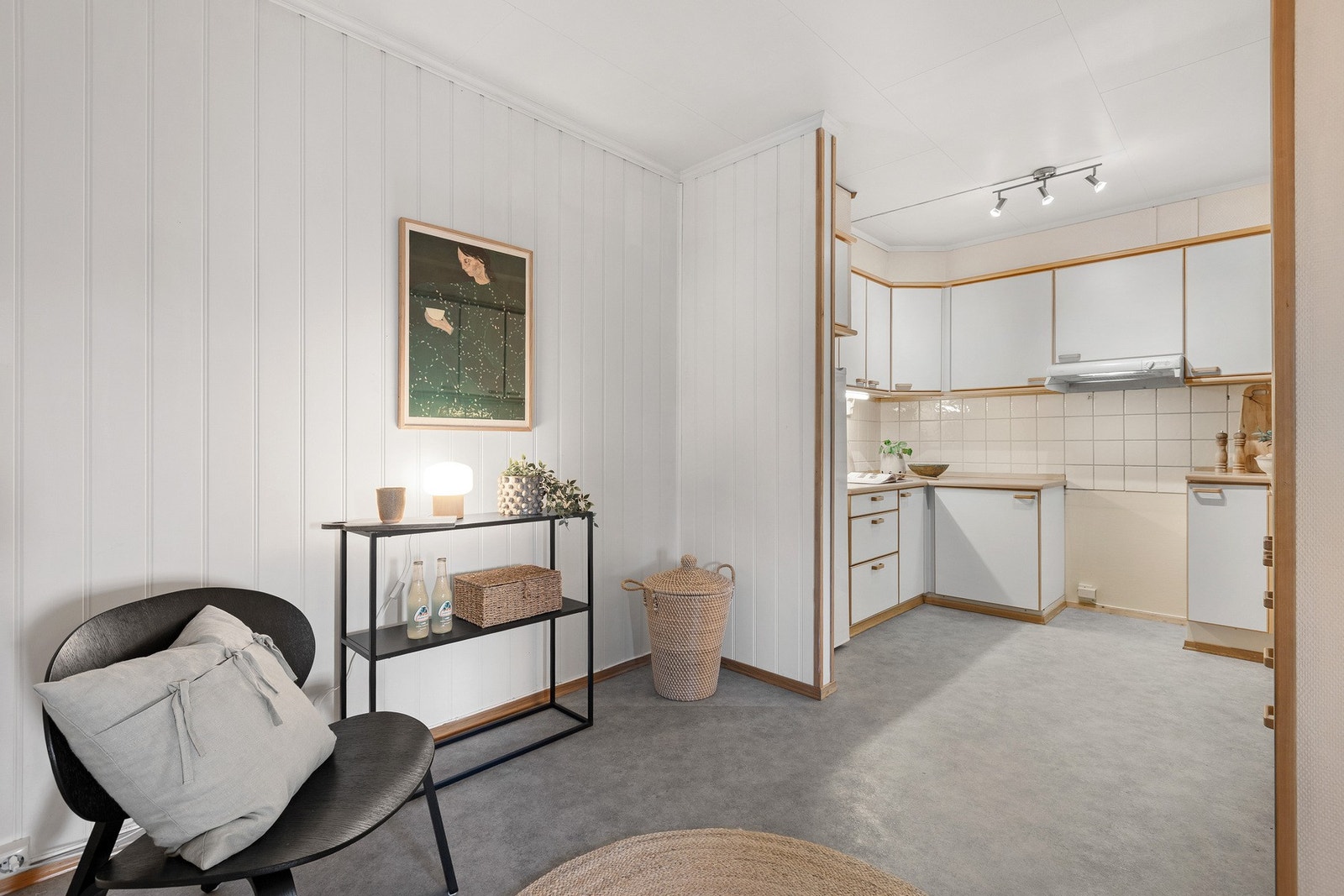 Lys og innbydende spiseplass i tilknytning til kjøkkenet, med plass til enkel møblering og hyggelig atmosfære. Galleribilde