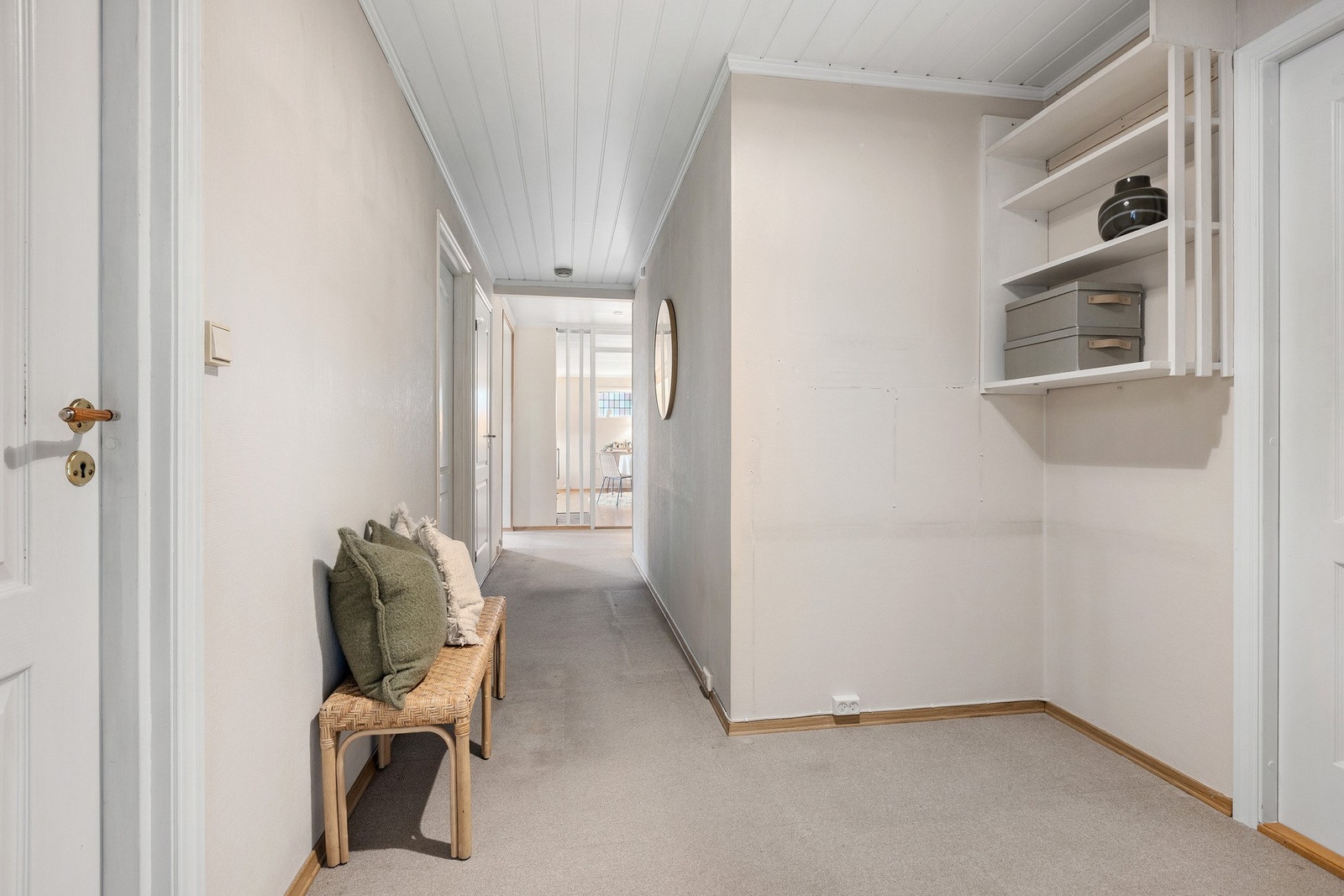 Praktisk gang med god plass til oppbevaring, innsyn mot del av stue. Galleribilde