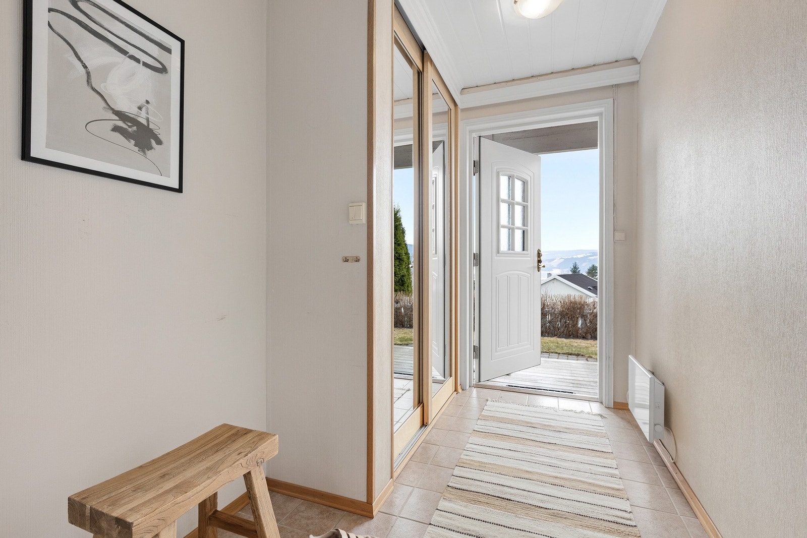 Entréen fremstår som lys, innbydende og ryddig, med et enkelt og funksjonelt uttrykk. Galleribilde