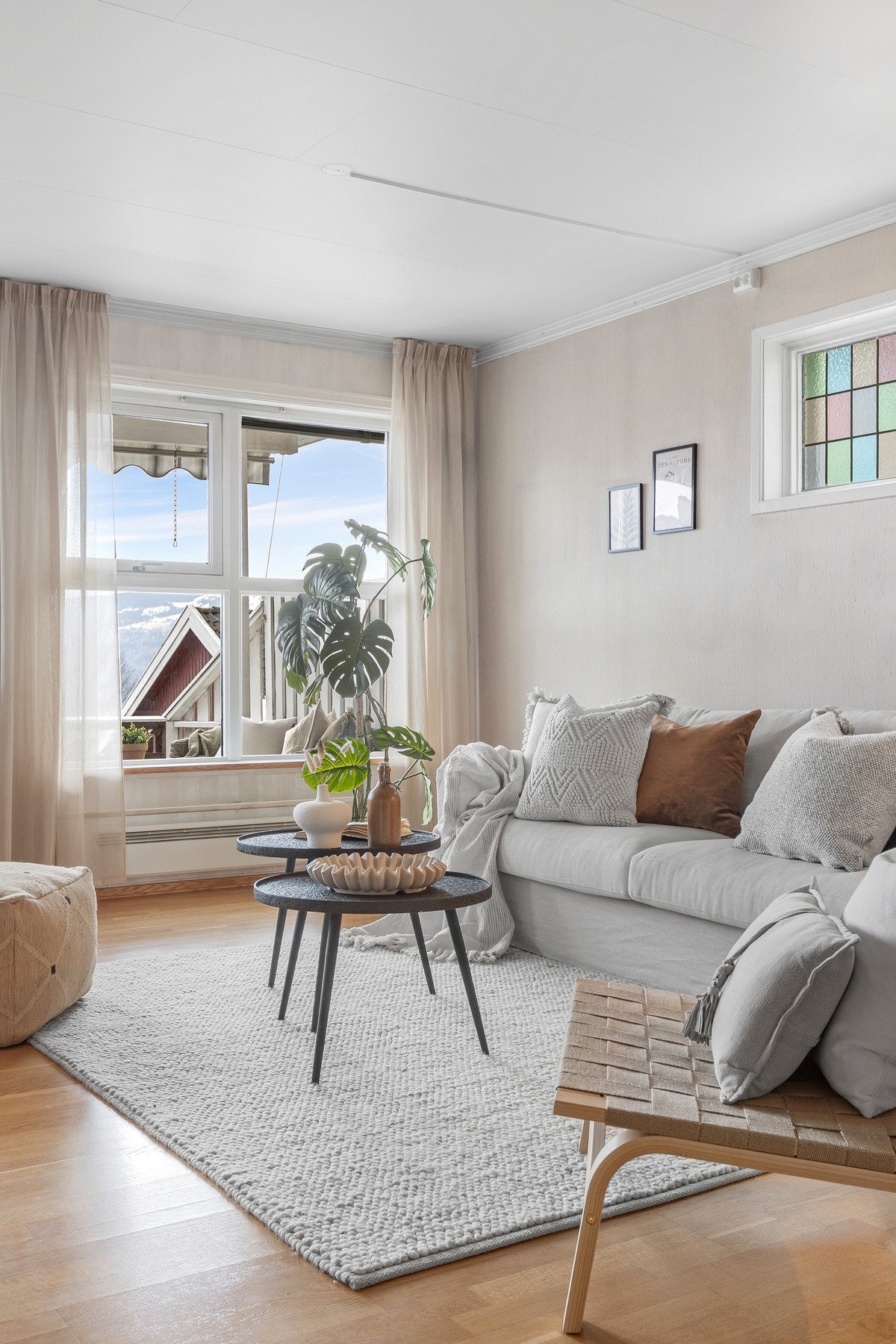 Koselig sittegruppe ved vindu med godt lysinnslipp og utsikt, perfekt for avslapning. Galleribilde