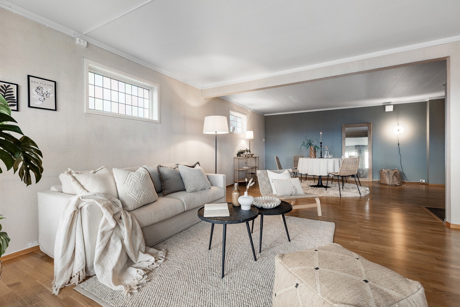 Romslig og innbydende stue med sofagruppe, store flater og fin forbindelse til spisestue. Galleribilde