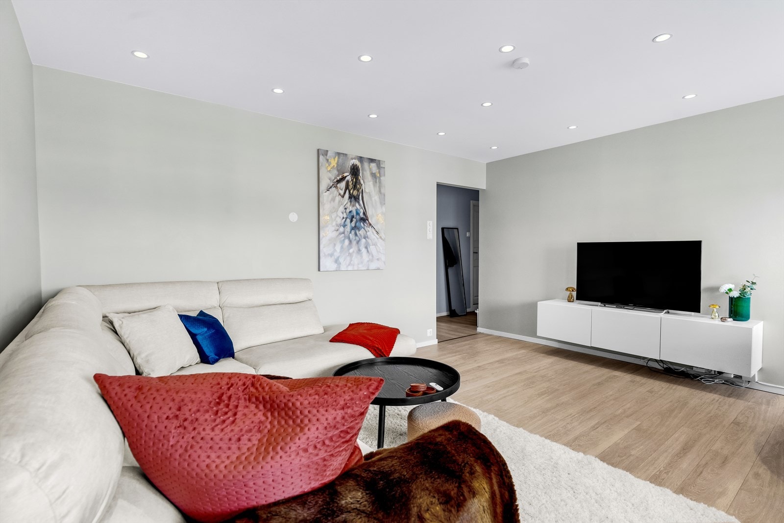 Pene flater og downlights i taket. Galleribilde