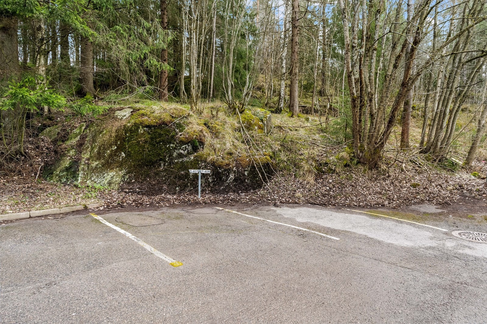 Leiligheten disponerer fast utendørs biloppstillingsplass. Det er tilgang til to felles ladebokser med totalt fire ladeuttak som kan benyttes av beboerne. Galleribilde