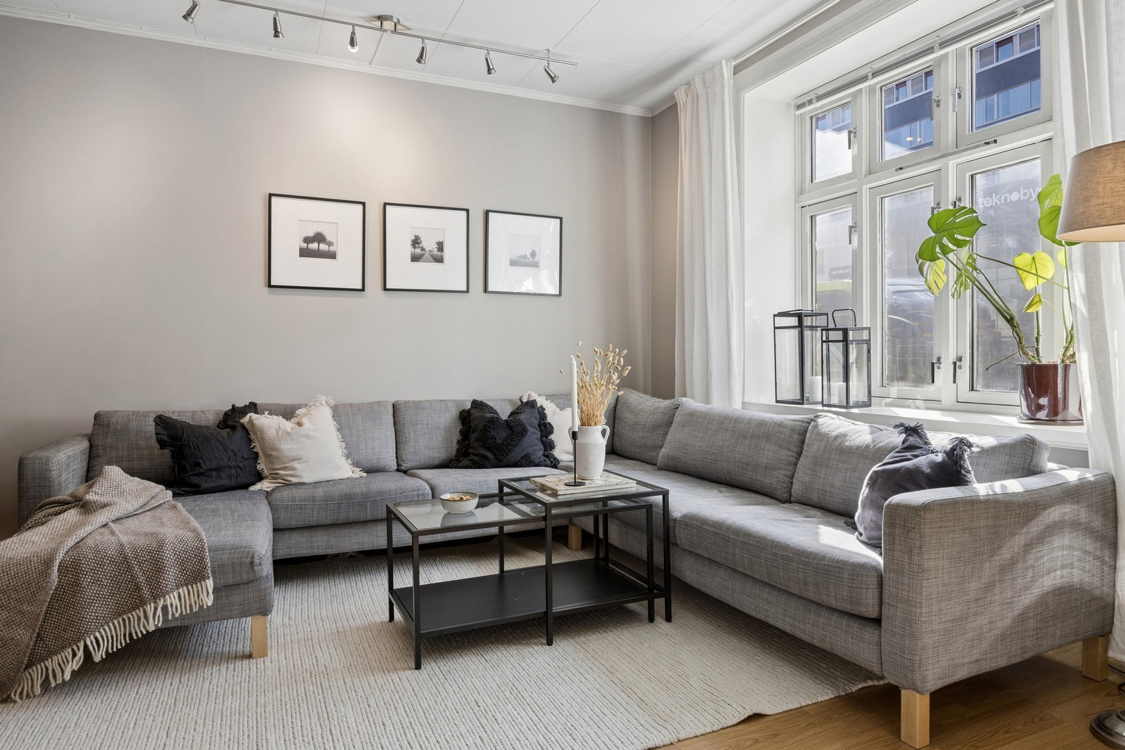 Stue med store vindusfalter som gir mye naturlig lys. Galleribilde