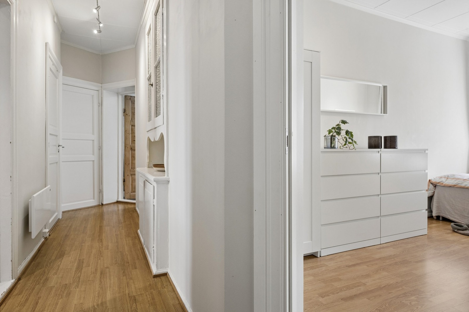 Gang som leder til bad, toalettrom, hovdutgang samt to av leilighetens soverom. Gangen har innebygd anreting i bygårdsstil for oppbevaring. Galleribilde