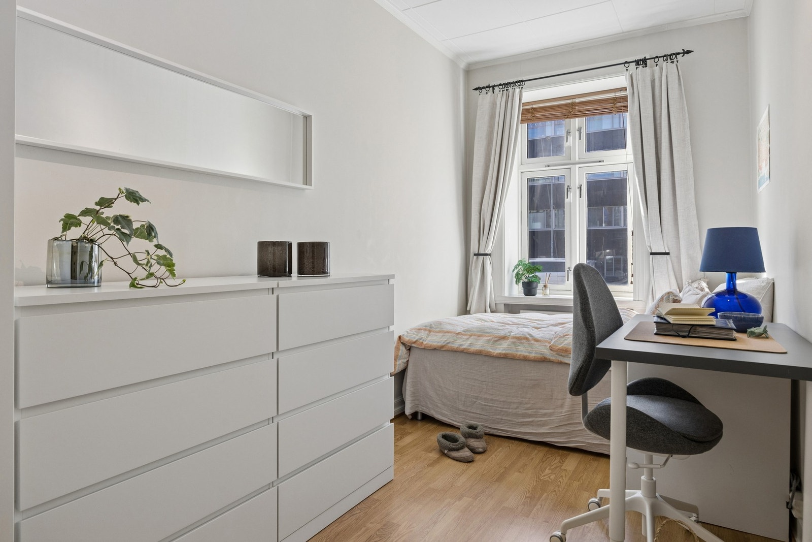 Soverommet er smart innredet med mulighet for både pult dobbeltseng og oppbevarings muligheter. Galleribilde