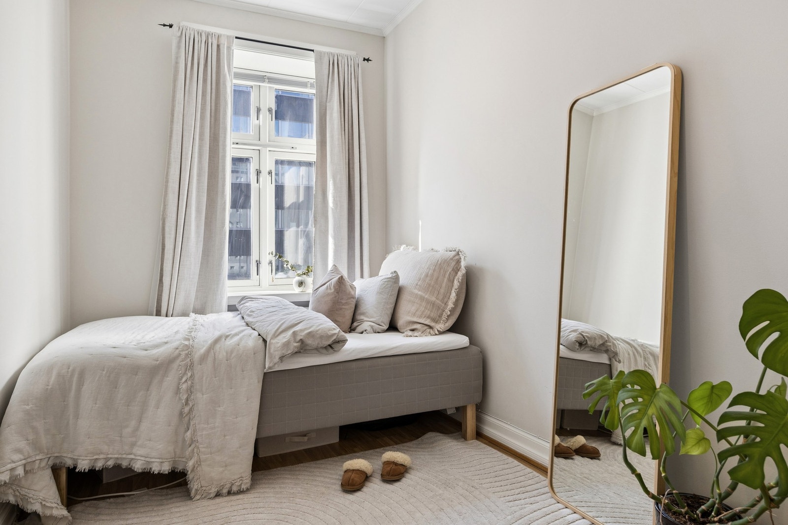 Lyst og trivelig soverom med plass til dobbeltseng og garderobeløsning. Galleribilde