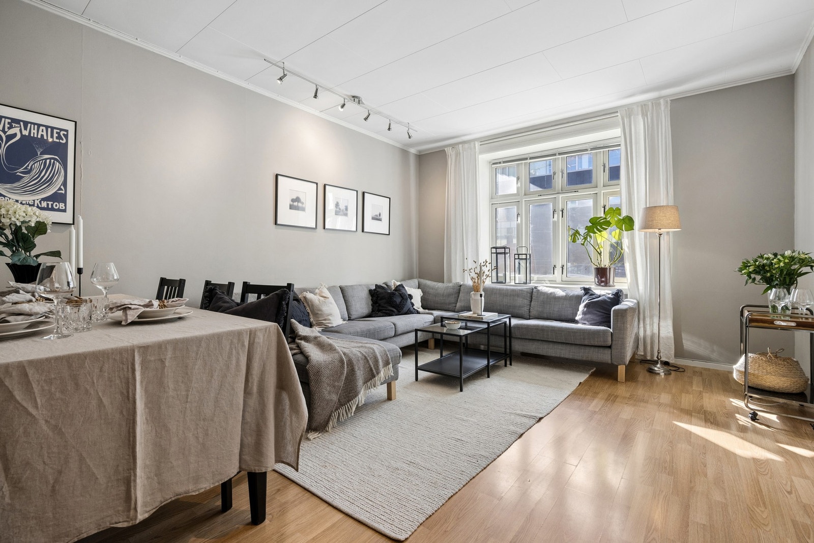 Rommet har god plass til både sofagruppe og sitteplass, og fremstår som lett å møblere. Galleribilde