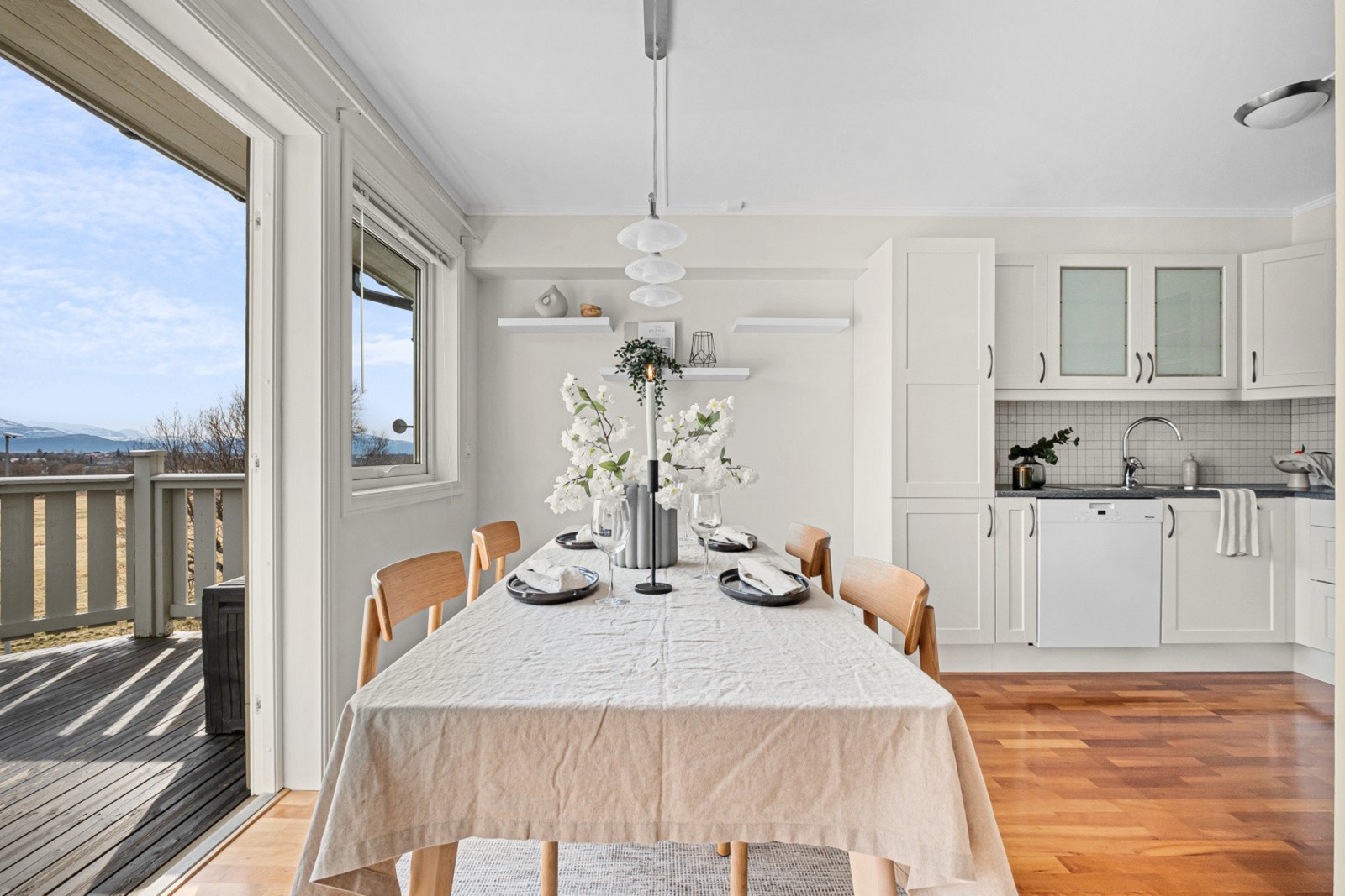Spisegruppen er av god størrelse og legger til rette for hyggelige stunder med familie og gjester. Galleribilde